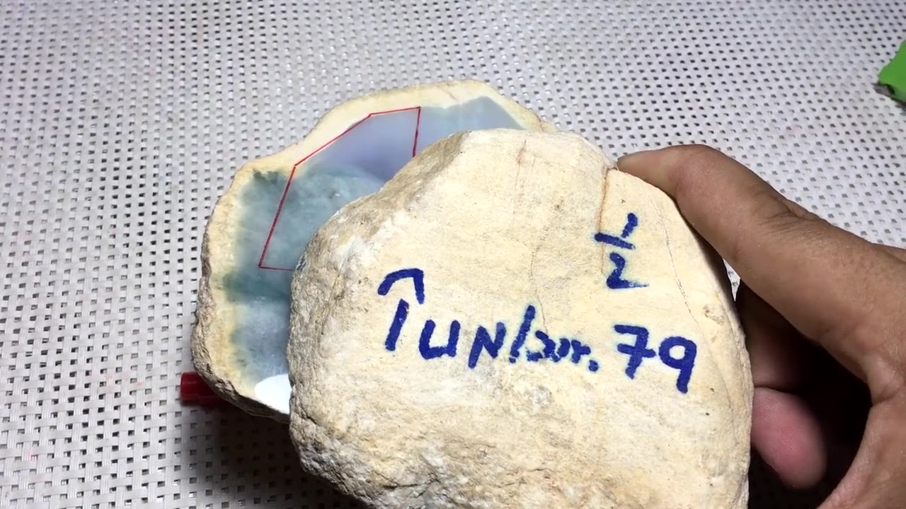 信心满满切一块老木那翡翠原石,内部品质傻眼了!